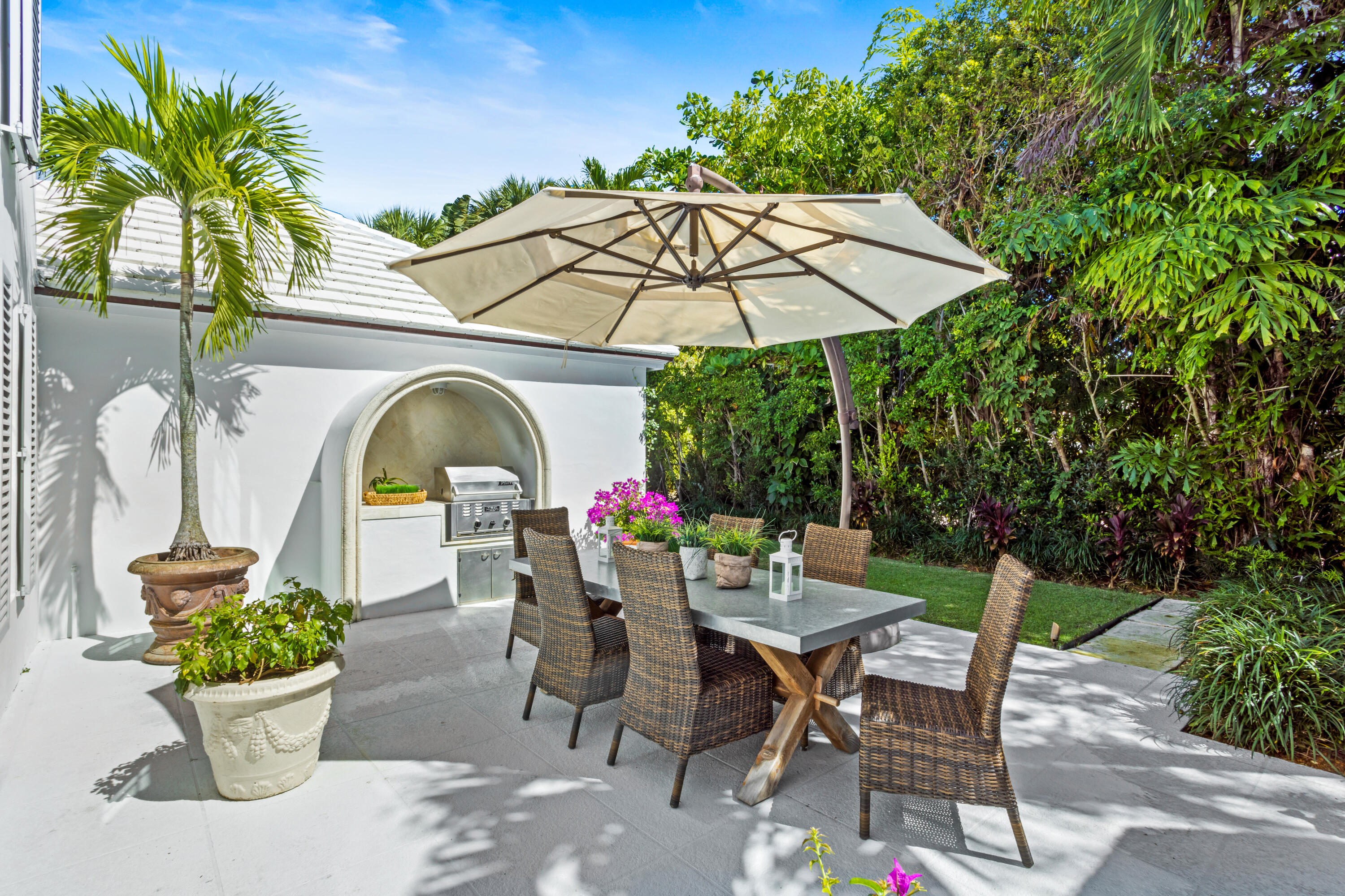 327 Arabian Road Palm Beach, FL 33480 - Photo 23 of 23 PATIO_DINING_ANGLE