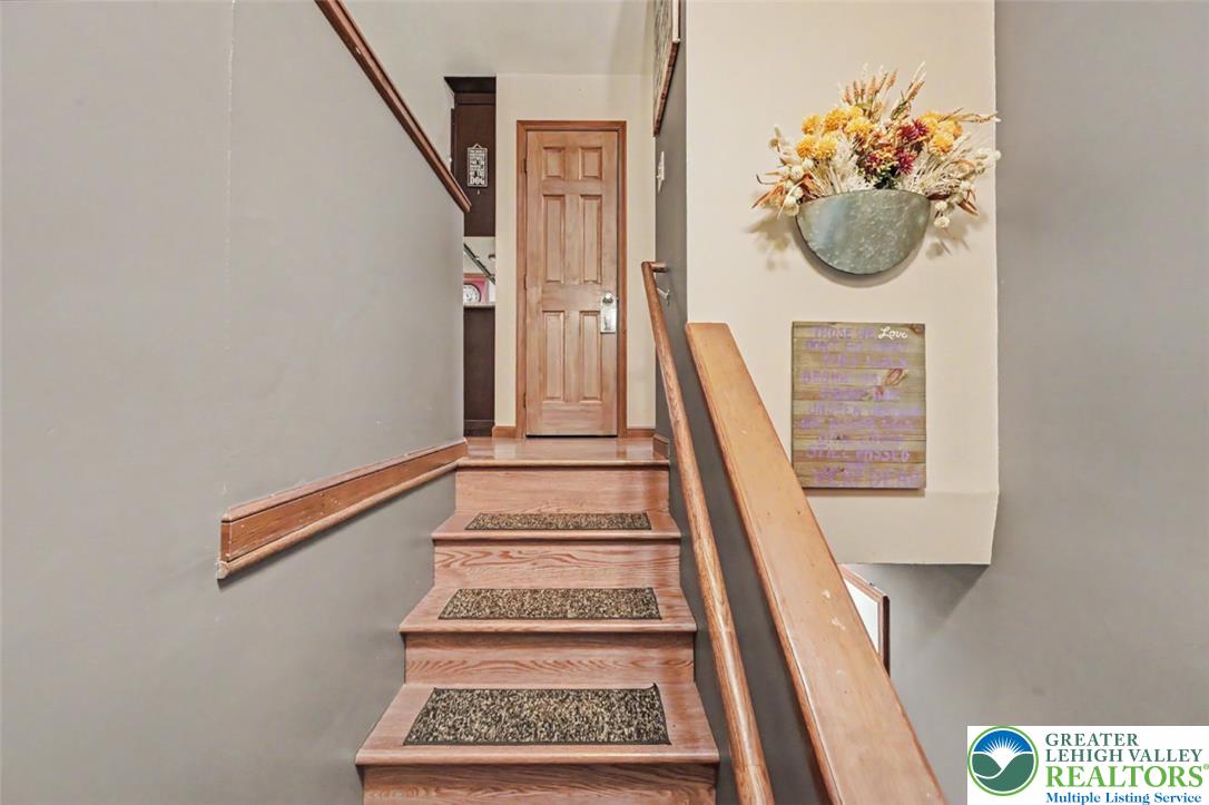 386 Upper Rdg Drive Effort, PA 18330 - Photo 27 of 56 Hardwood stairs with secure treads and natural wood railings lead to upper levels.