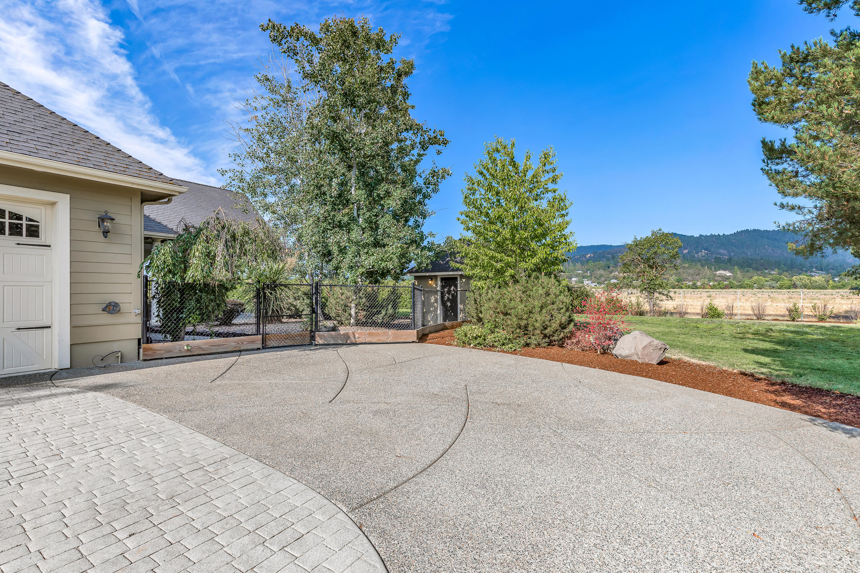 2845 Hanley Road Central Point, OR 97502 - Photo 41 of 66 9R9A9018