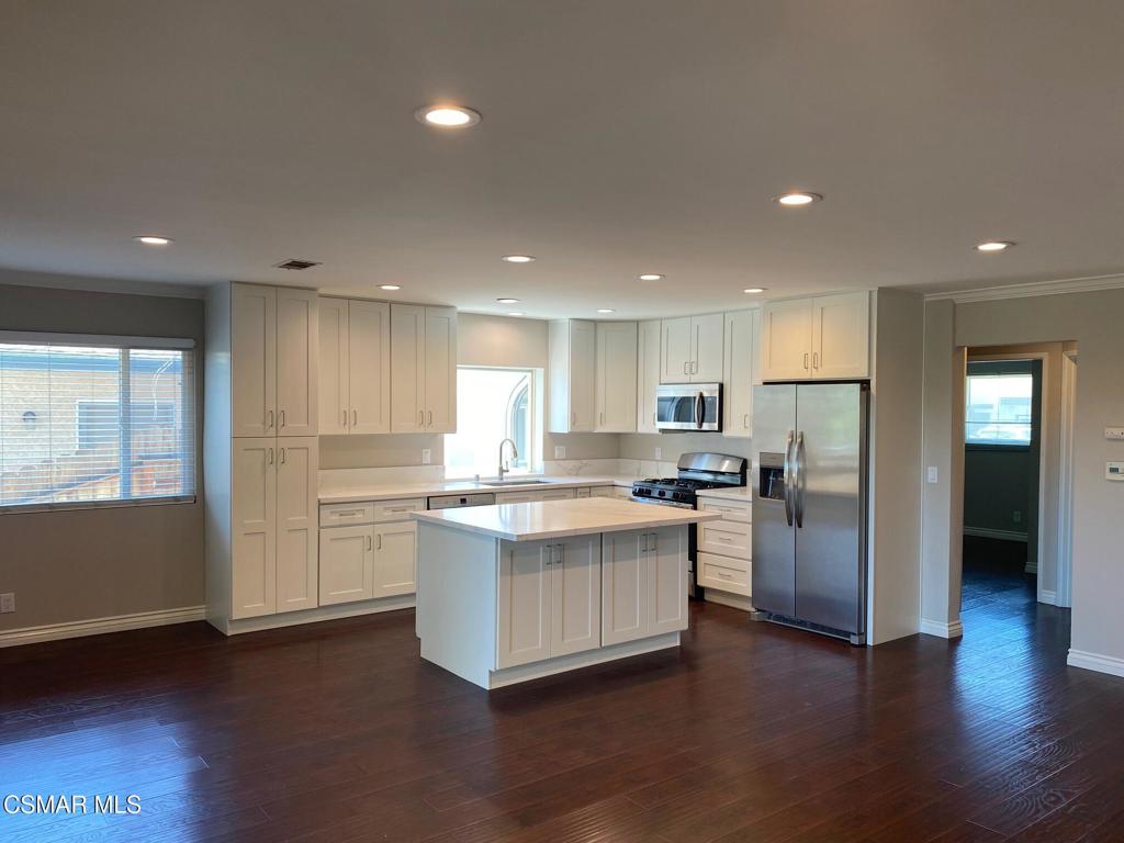 662 Benson Way Thousand Oaks, CA 91360 - Photo 2 of 18