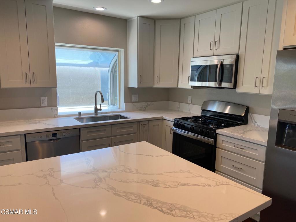 662 Benson Way Thousand Oaks, CA 91360 - Photo 6 of 18