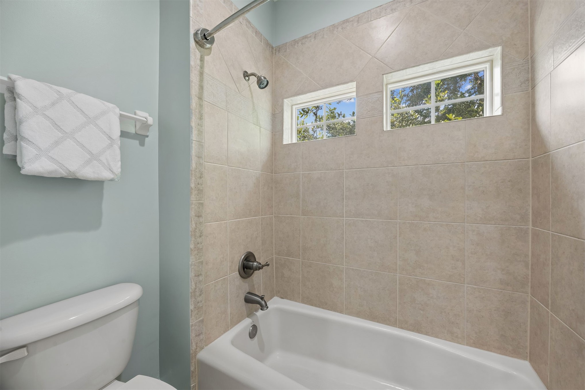 1855 Perimeter Park Road West Fernandina Beach, FL 32034 - Photo 36 of 83 Level 2 Guest Tub/Shower with beautiful Tile Surround