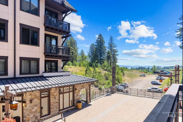 $575,000 | 780 Village Drive, Unit 210, Donnelly, ID 83615