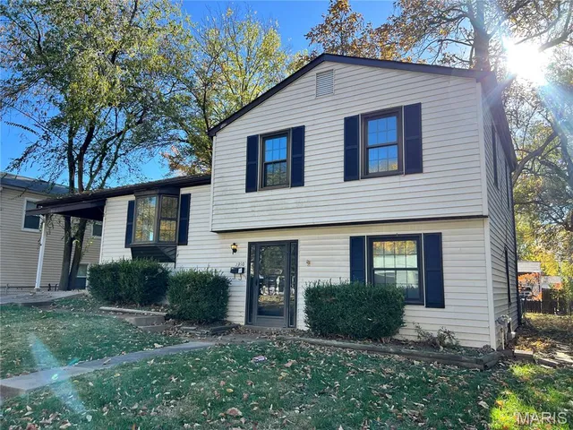 $184,900 | 2390 Teakwood Manor Drive, Florissant, MO 63031