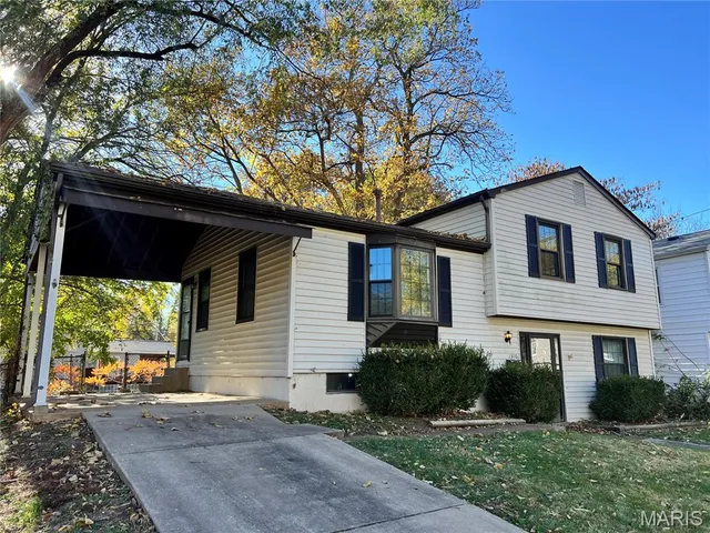 $184,900 | 2390 Teakwood Manor Drive, Florissant, MO 63031