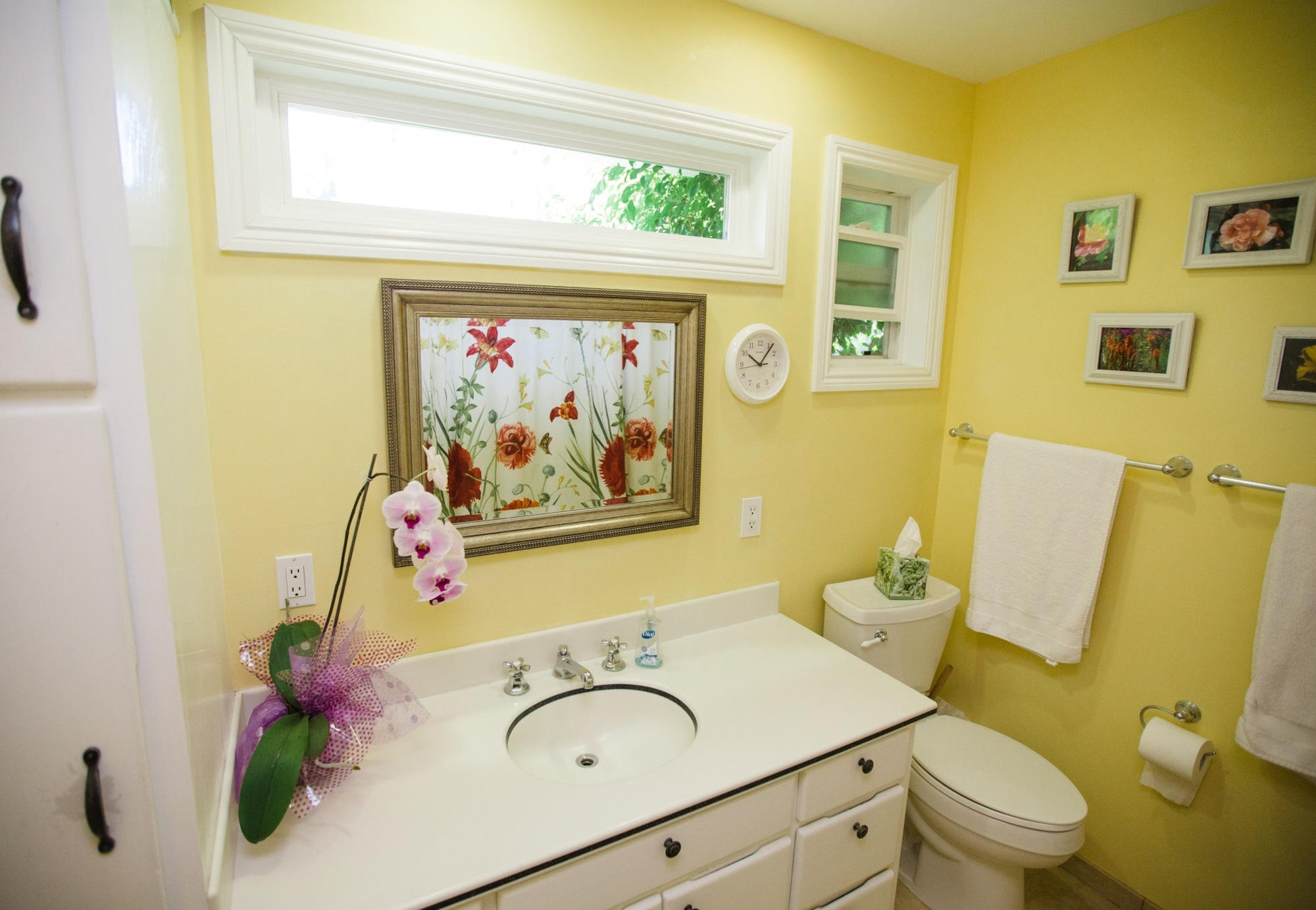 927 Randolph Road Santa Barbara, CA 93111 - Photo 16 of 17 a bathroom with a sink mirror vanity and toilet