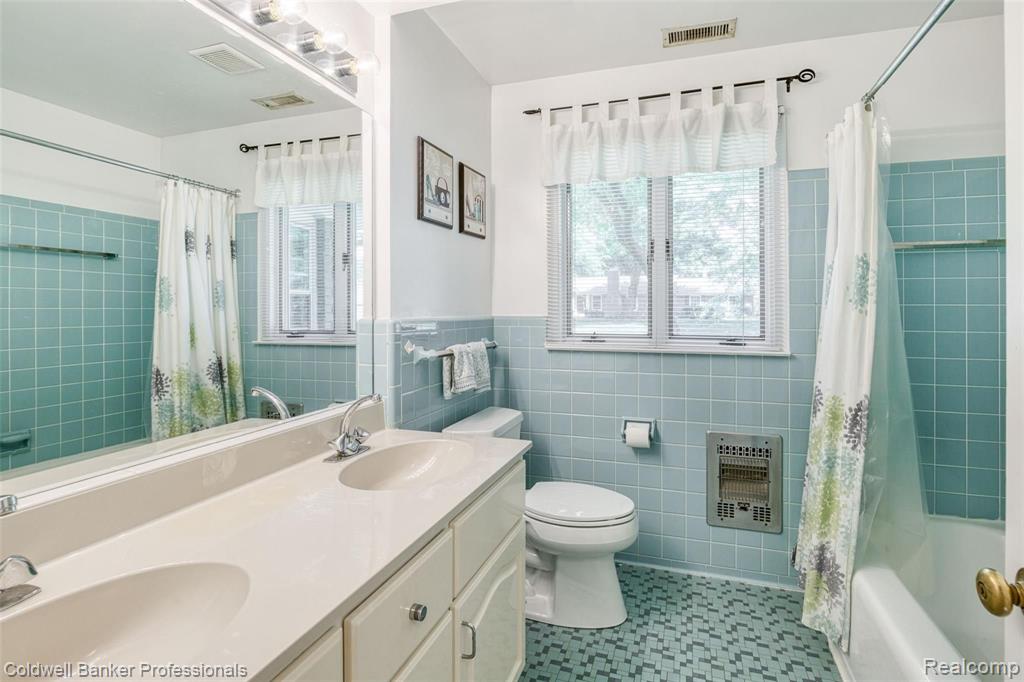 1066 Rock Spring Road Bloomfield Hills, MI 48304 - Photo 18 of 33