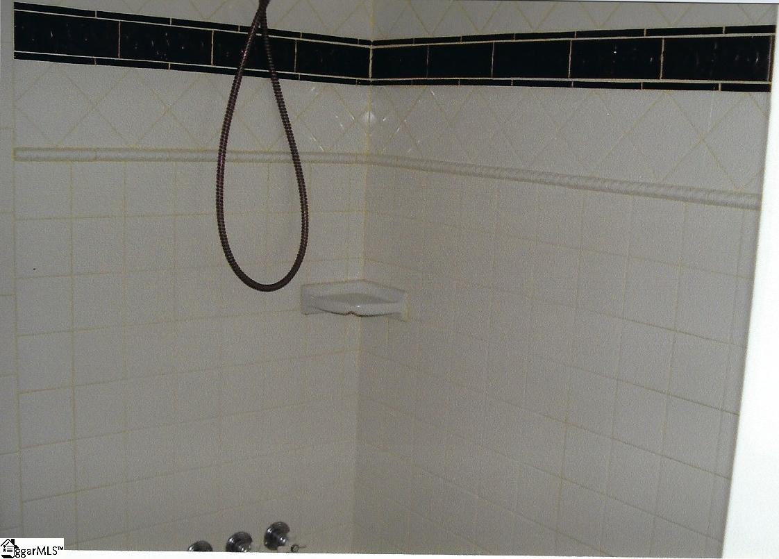107 Post Oak Road Duncan, SC 29334 - Photo 17 of 34 Shower