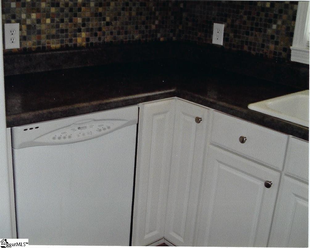 107 Post Oak Road Duncan, SC 29334 - Photo 20 of 34 Updated counters and backsplash