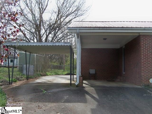 107 Post Oak Road Duncan, SC 29334 - Photo 24 of 34 Covered entry