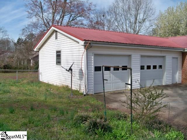 107 Post Oak Road Duncan, SC 29334 - Photo 26 of 34 Storage and workshop space