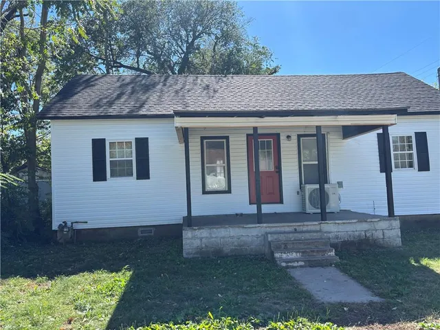 $94,900 | 421 West 6th Street, Baxter Springs, KS 66713