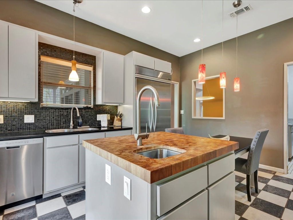 3418 St George Circle Nacogdoches, TX 75965 - Photo 22 of 50 a kitchen with a stove a sink and a refrigerator