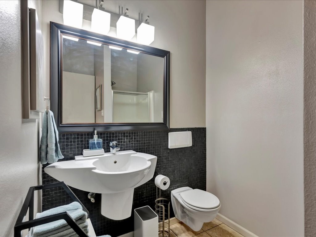 3418 St George Circle Nacogdoches, TX 75965 - Photo 26 of 50 a bathroom with a toilet a sink and mirror