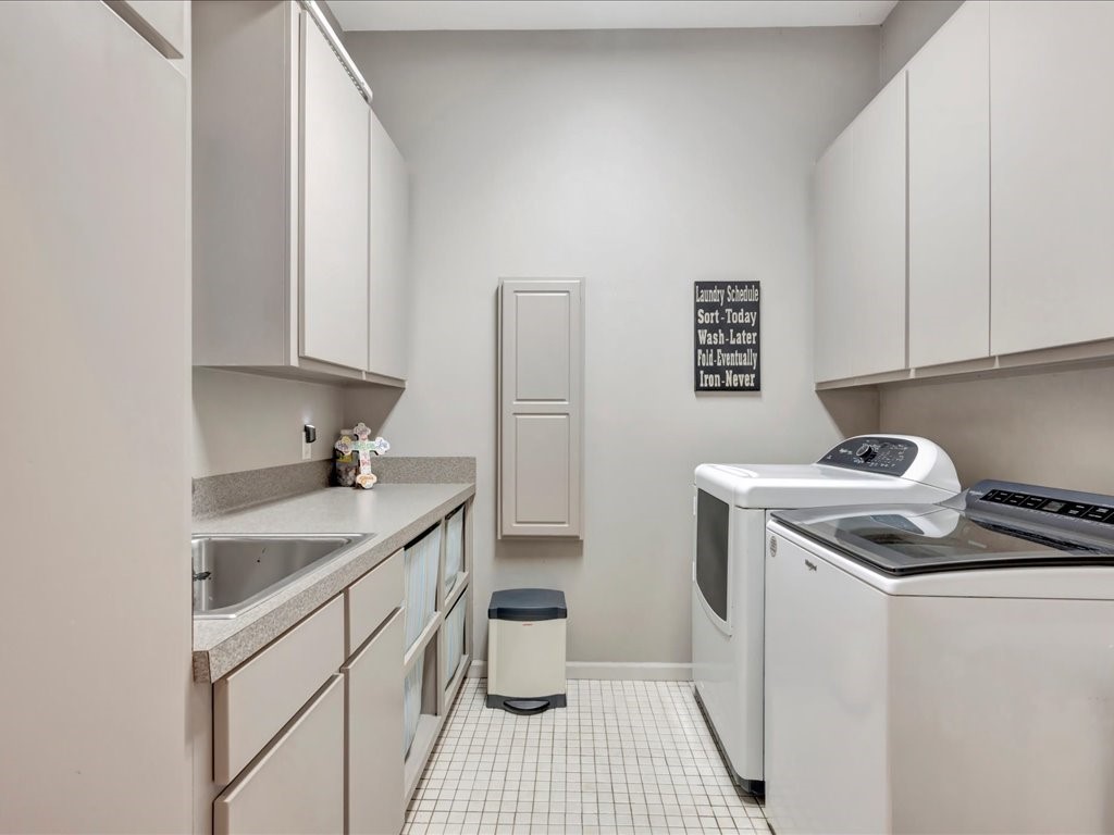 3418 St George Circle Nacogdoches, TX 75965 - Photo 39 of 50 a utility room with sink dryer and washer