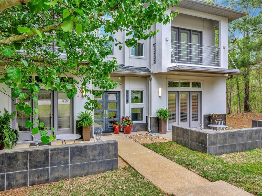 3418 St George Circle Nacogdoches, TX 75965 - Photo 4 of 50 a front view of a house with porch and glass windows