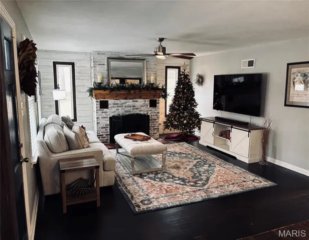 $347,500 | 308 Forest Pkwy Drive, Manchester, MO 63021