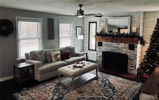 $347,500 | 308 Forest Pkwy Drive, Manchester, MO 63021