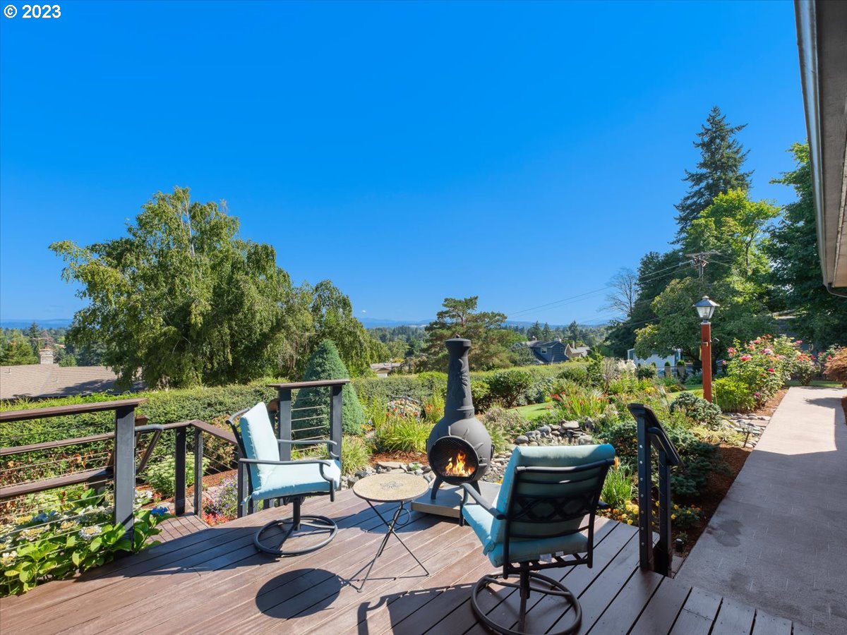 715 Southwest Walters Drive Gresham, OR 97080 - Photo 5 of 48 a view of a balcony with chairs and a table