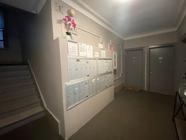 a view of entryway with window