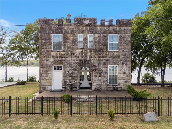 $575,000 | 209 West River Street, Ozark, AR 72949