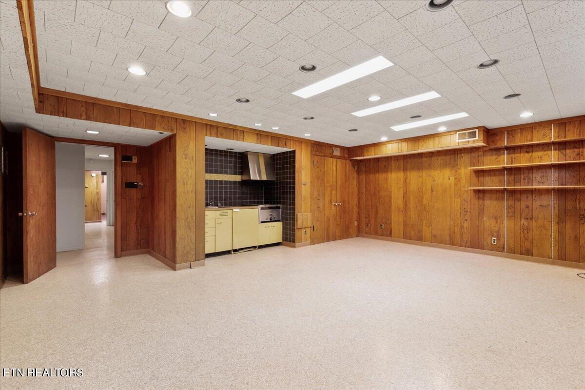 808 West Outer Drive Oak Ridge, TN 37830 - Photo 15 of 29 Rec Room w/ kitchenette
