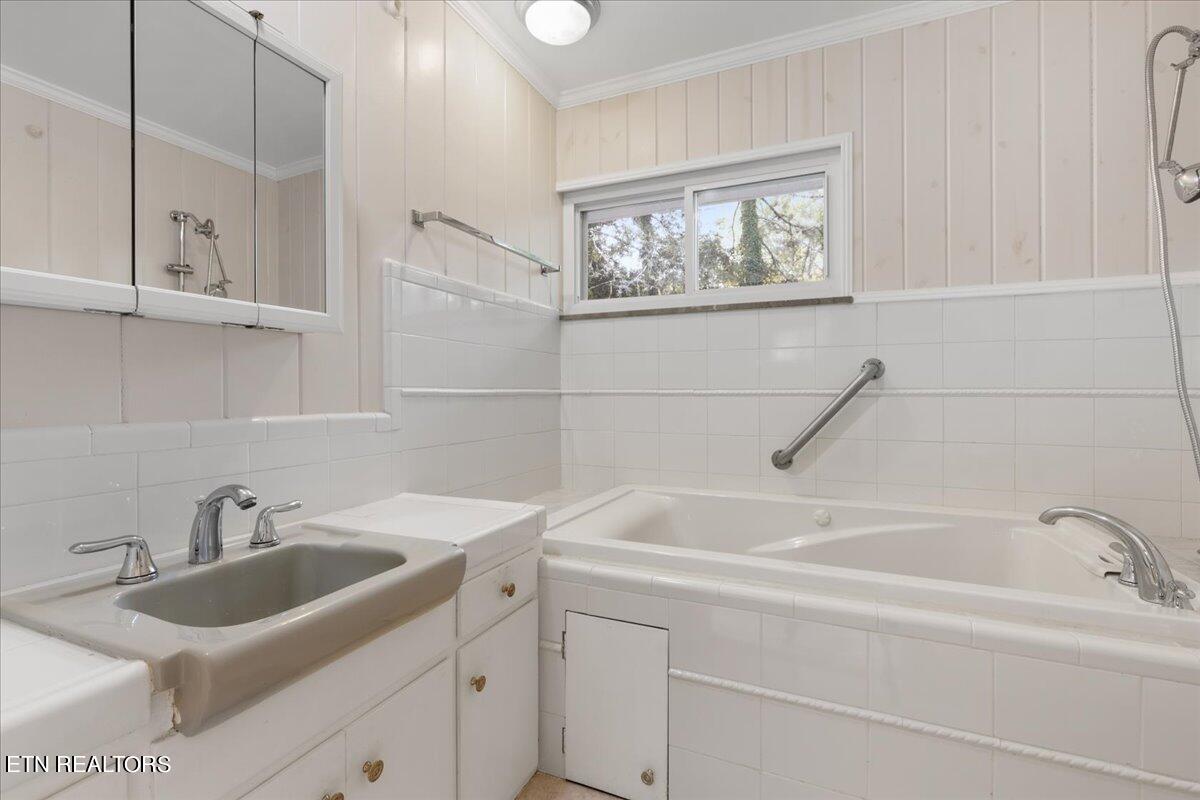 808 West Outer Drive Oak Ridge, TN 37830 - Photo 21 of 29 Primary Bath