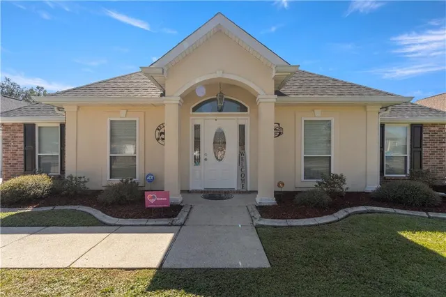 $365,000 | 203 Lakynn Lane, Hahnville, LA 70057
