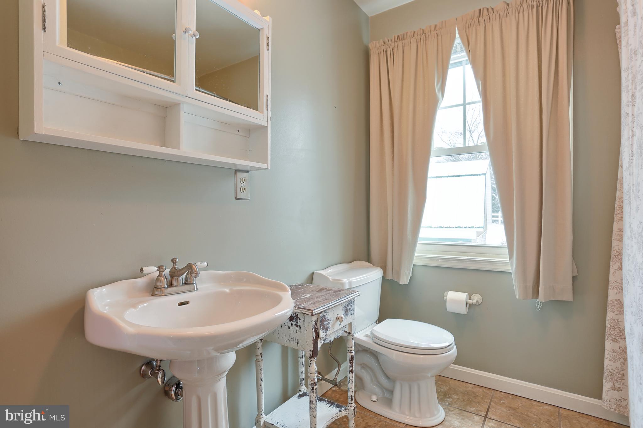 661 East Derry Road Hershey, PA 17033 - Photo 13 of 28 Master bath complete with tub/shower combo