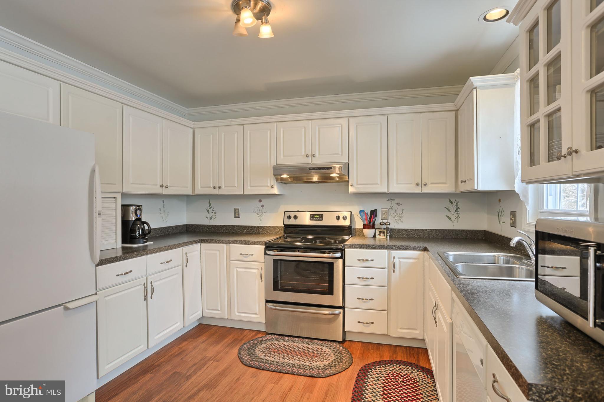661 East Derry Road Hershey, PA 17033 - Photo 7 of 28 Appliances incl range DW, microwave & refrigerator