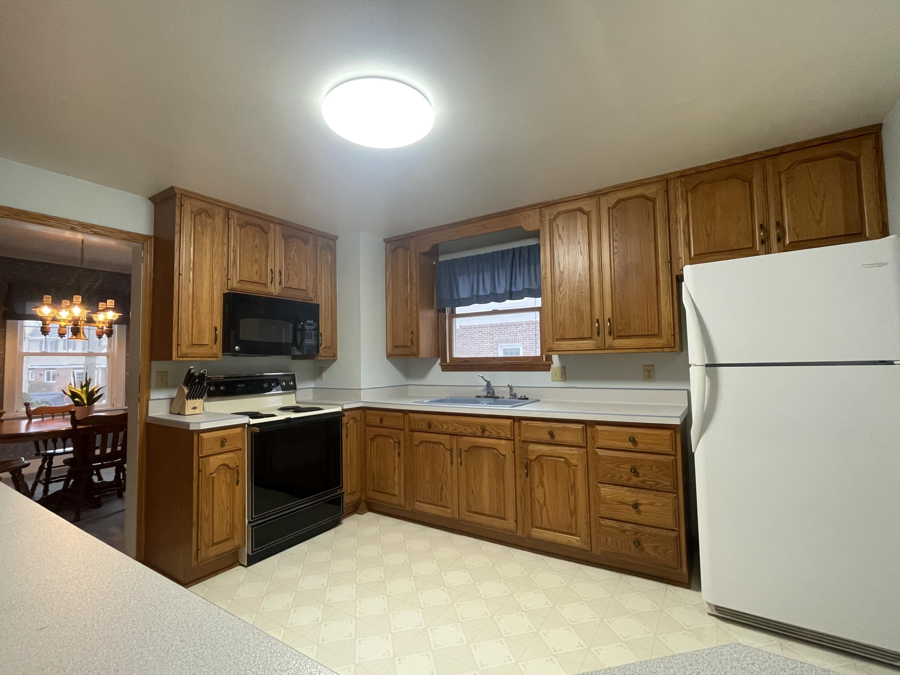 526 Pinetree Road Kohler, WI 53044 - Photo 7 of 26 Kitchen