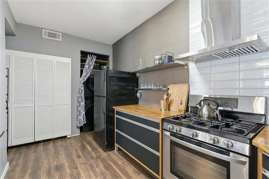 343 8th Street Northeast, Unit T1 Atlanta, GA 30309 - Photo 14 of 33 a kitchen with a stove and a refrigerator