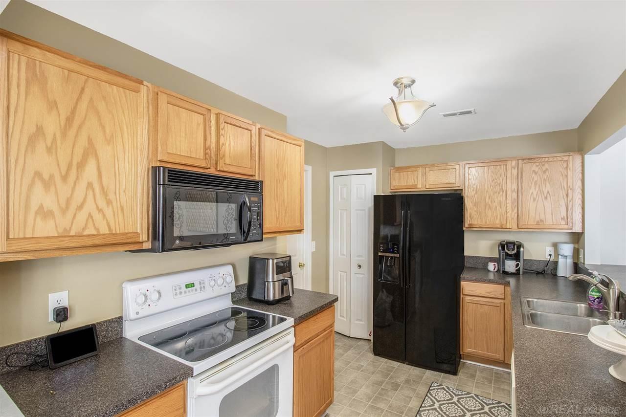 45979 Rhodes Drive Macomb, MI 48044 - Photo 8 of 15 50066326-7.JPG