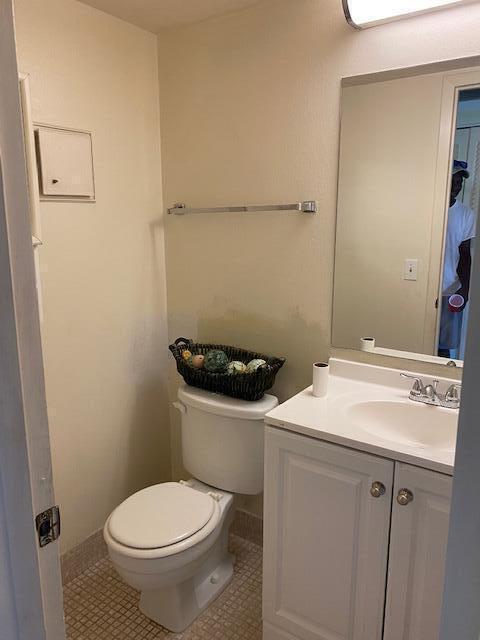 236 Mansfield F, Unit 236 Boca Raton, FL 33434 - Photo 11 of 13 Half Bath