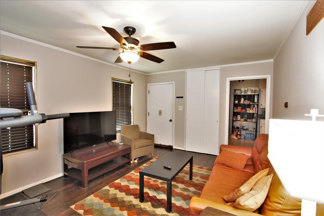 1783 Sea Isle Road Memphis, TN 38117 - Photo 2 of 20 a living room with furniture and a rug