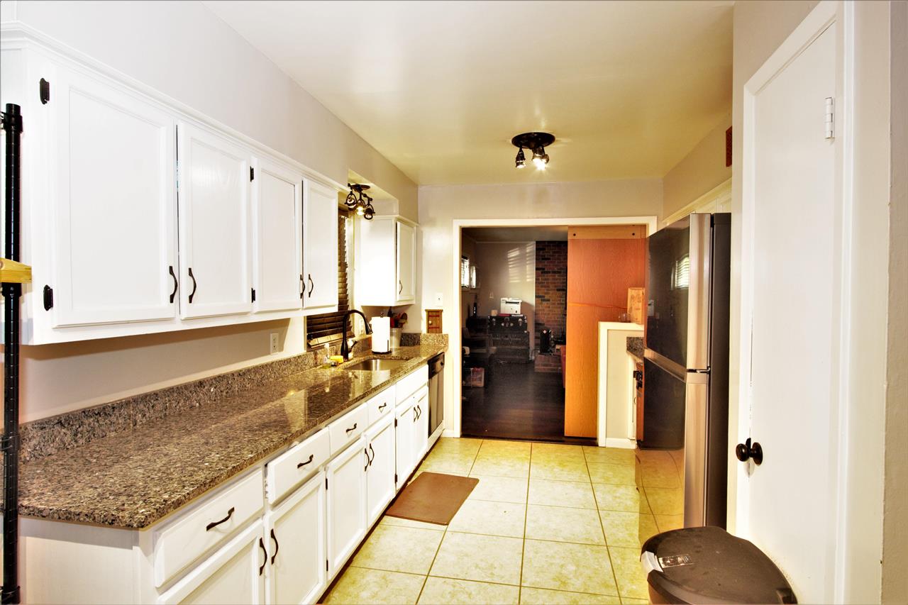 1783 Sea Isle Road Memphis, TN 38117 - Photo 3 of 20 a large bathroom with a tub and shower