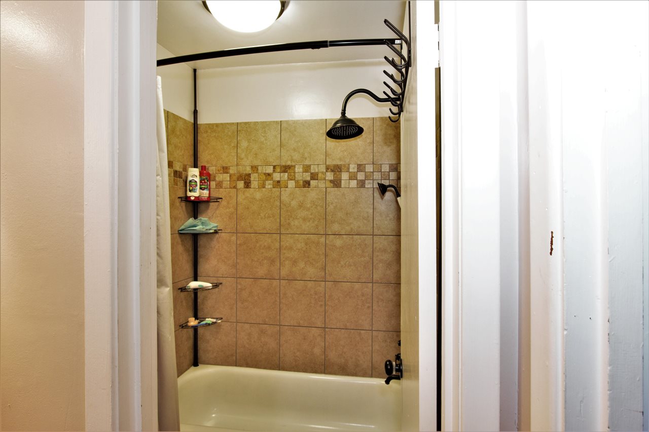 1783 Sea Isle Road Memphis, TN 38117 - Photo 7 of 20 a bathroom with a glass shower door