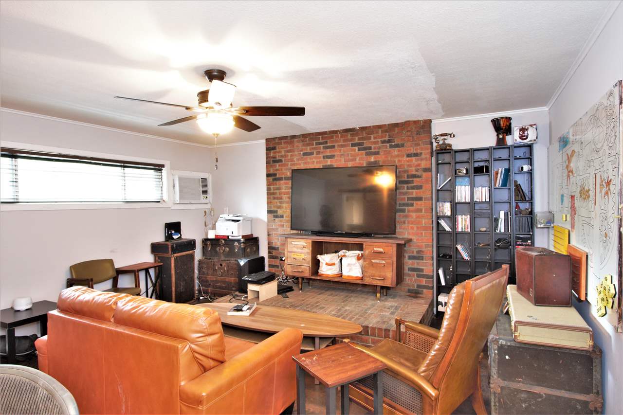 1783 Sea Isle Road Memphis, TN 38117 - Photo 10 of 20 a living room with furniture and a flat screen tv