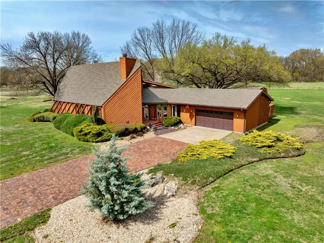 $320,000 | 106 Brookview Road, Pittsburg, KS 66762