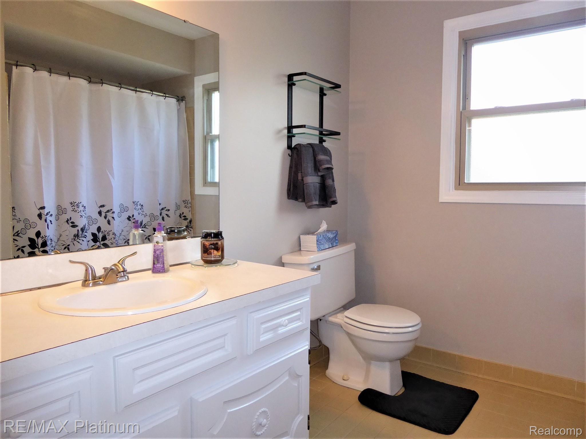 18678 Gill Road Livonia, MI 48152 - Photo 12 of 15 Full Bathroom