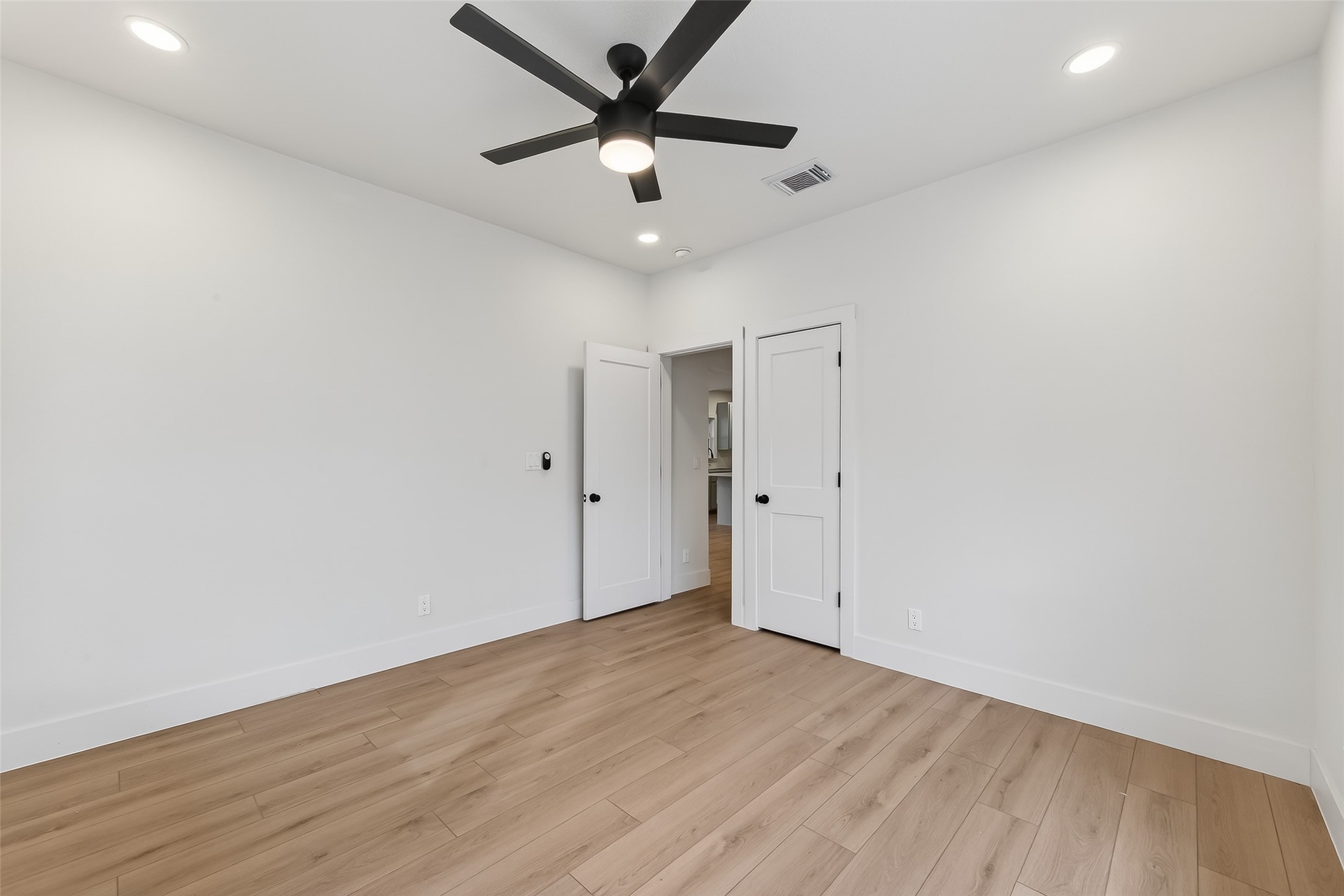 4413 Roseland Street Houston, TX 77006 - Photo 21 of 29