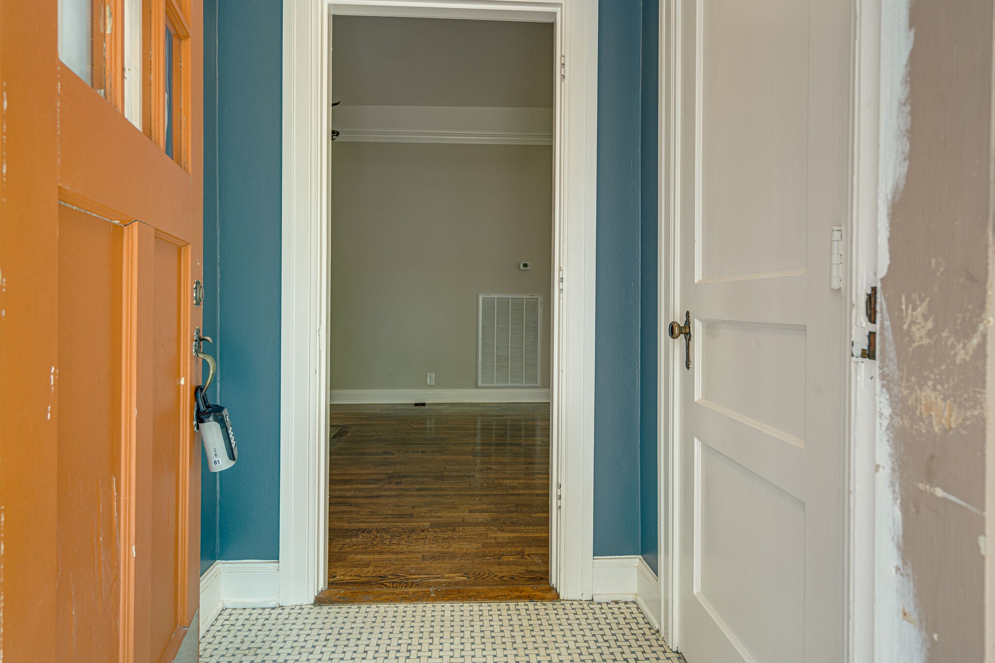 106 Winslow Road Franklin, TN 37064 - Photo 3 of 37 a bathroom with a window