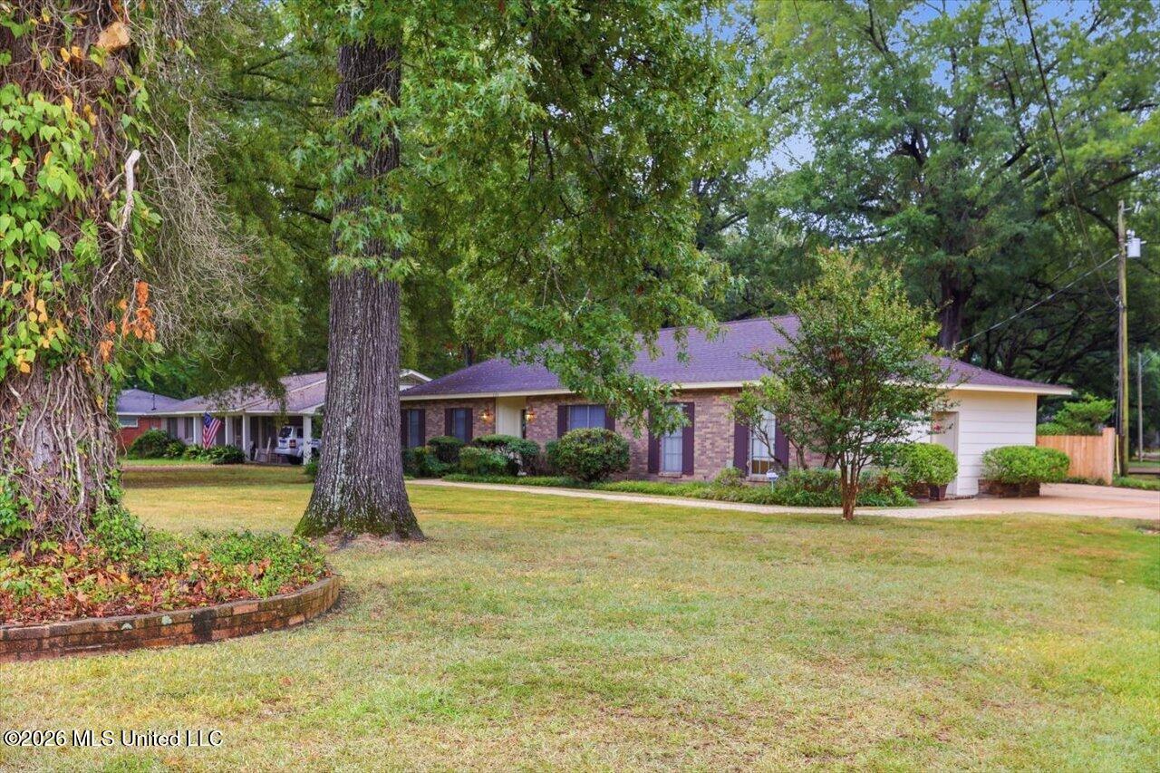 144 Colonial Circle Jackson, MS 39211 - Photo 2 of 33 03-144 Colonial Cir _ Hometoursms.com