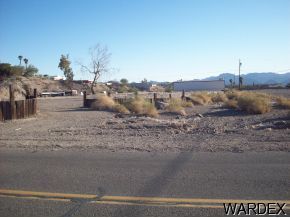 4042 Gold Springs Road Lake Havasu City, AZ 86406 - Photo 5 of 8 a view of a dry yard with wooden fence