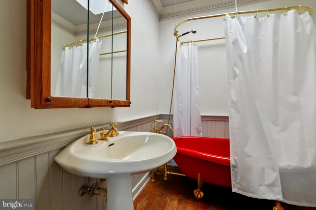 $4,200 | 517 6th Street Southeast, Unit 2, Washington, DC 20003