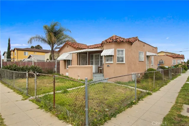 a view of a house with a backyard