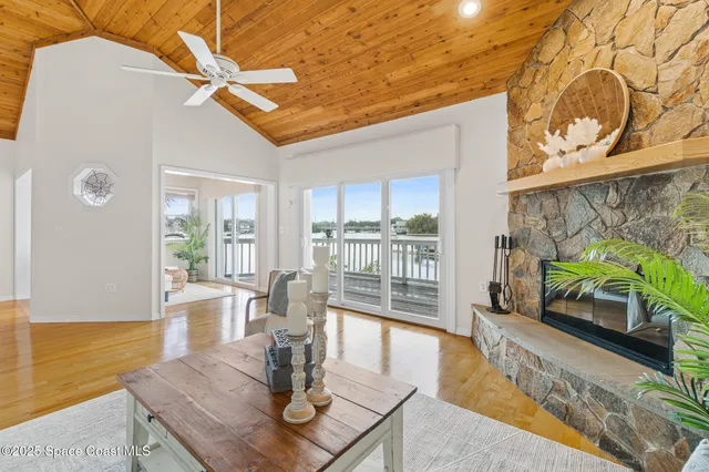 an empty room with a ceiling fan and closet
