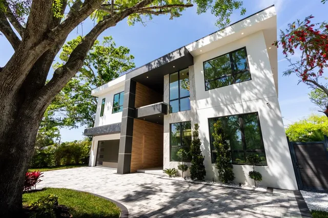 a view of a house with backyard and garden