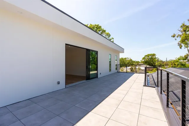 a view of pathway with a outdoor space