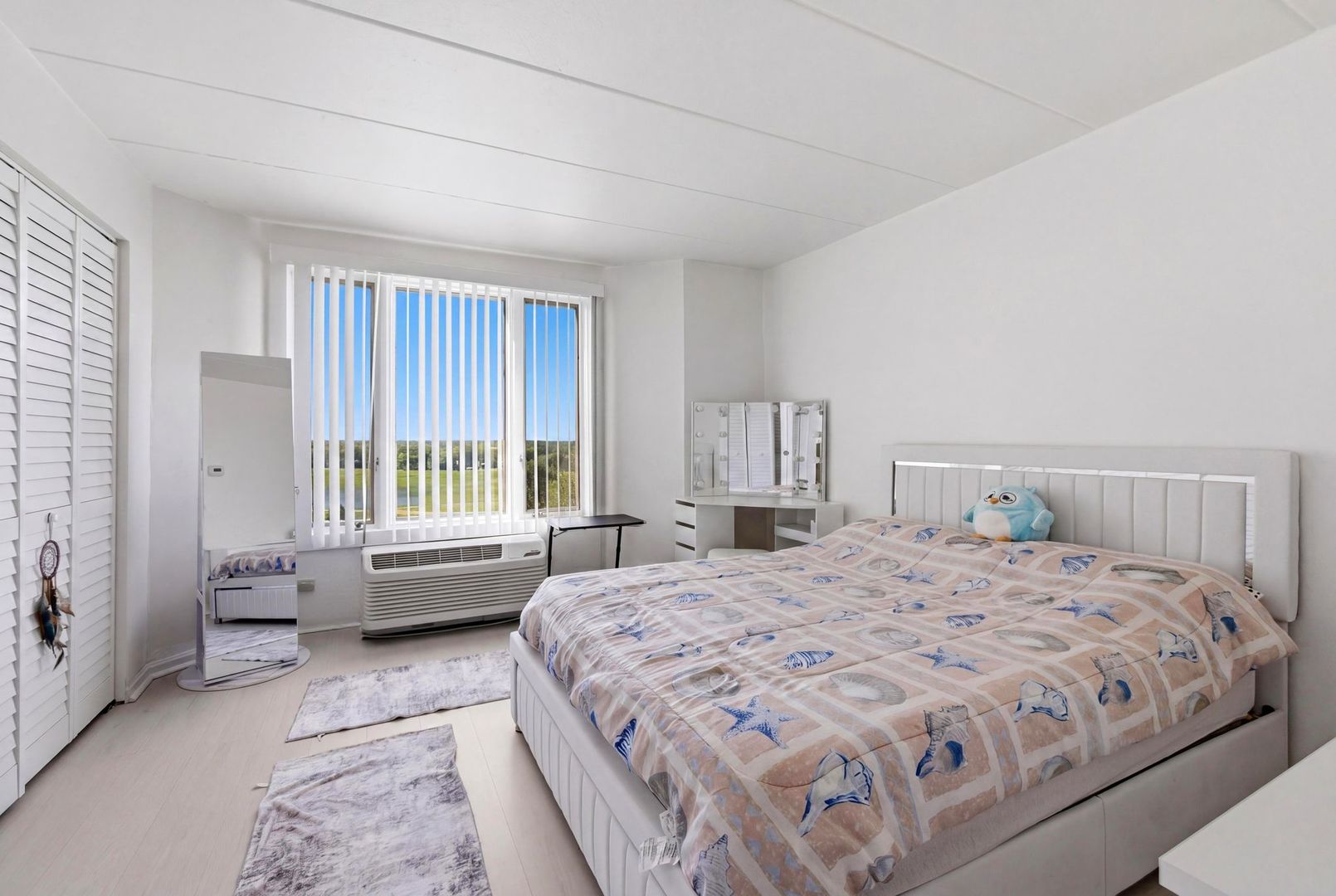 1 Renaissance Place, Unit 816 Palatine, IL 60067 - Photo 18 of 23 a bedroom with a bed and a window